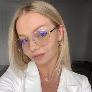 Kobieta w okularach z filtrem światła niebieskiego Aviator DayShield