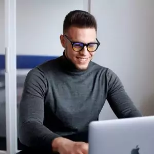 Mężczyzna w okularach z filtrem światła niebieskiego Venom DayShield