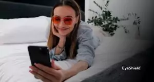 kobieta w okularach blokujących światło niebieskie Perła NightShield