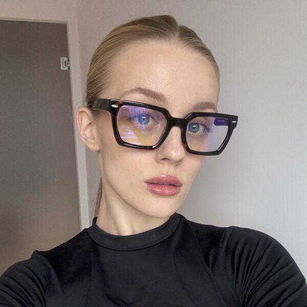 Kobieta w okularach z filtrem światła niebieskiego Largo Leopard DayShield