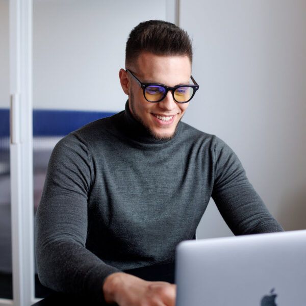 Mężczyzna w okularach z filtrem światła niebieskiego Venom DayShield