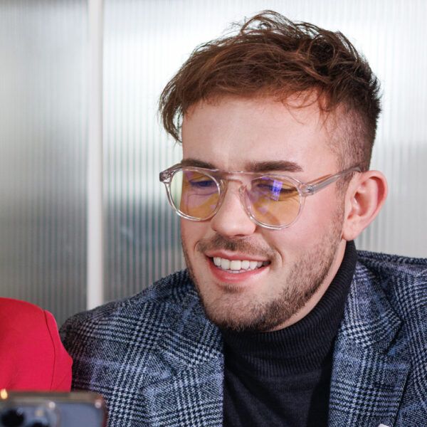 mężczyzna patrzący na telefon w okularach z filtrem światła niebieskiego Profesor Clear DayShield