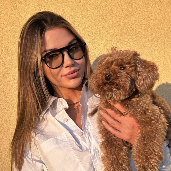 Kobieta w okularach z filtrem światła niebieskiego Profesor DayShield