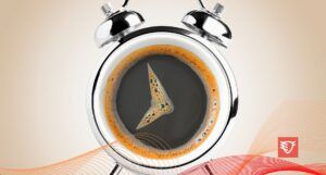 powierzchnia kubka z kawą ze wskazówkami zegara