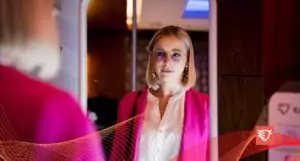 Kobieta w okularach z filtrem do komputera blue light