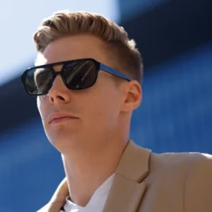 mężczyzna w okularach słonecznych milano black od sunshield