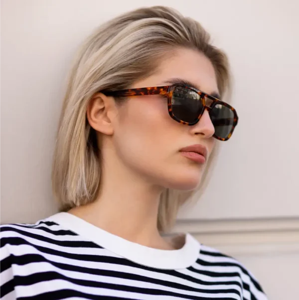 modelka pozująca w okularach milano