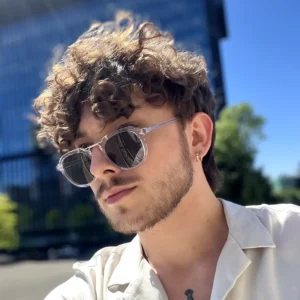 model pozujący w okularach sunshield miami