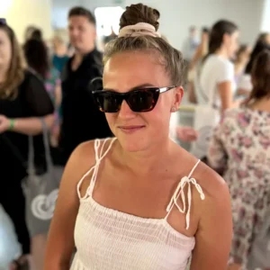 modelka w okularach słonecznych kair sands