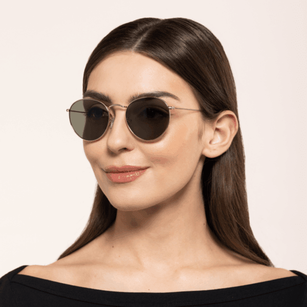 Okulary słoneczne Monaco Gold SunShield na modelce