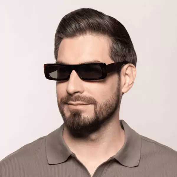 mężczyzna w okularach prosłonecznych Neo Vice z serii Sunshield