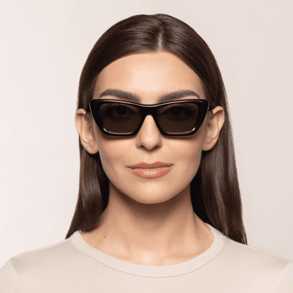 okulary słoneczne z grubymi, czarnymi oprawkami