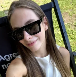 dziewczyna w okularach tiger czarnych