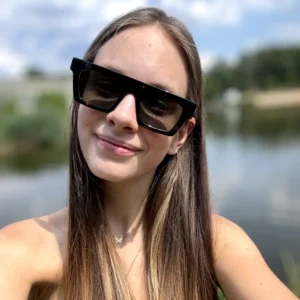 dziewczyna z okularami tiger