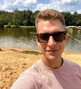 mężczyzna w okularach słonecznych primo