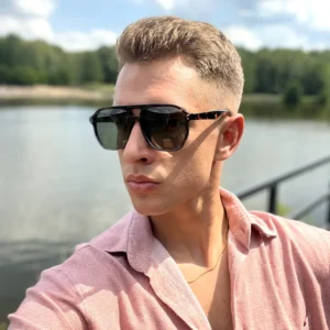 mężczyzna w okularach fomo leopard i różowej koszuli