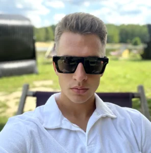 chłopak z okularami tiger sunshield na nosie
