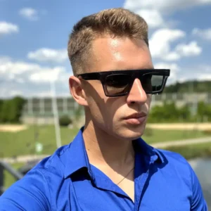 mężczyzna w okularach tiger grey sunshield