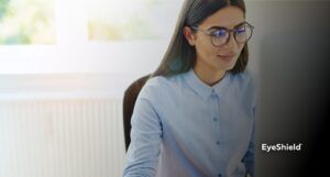 kobieta pracująca w okularach z filtrem światła niebieskiego