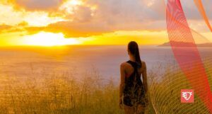 kobieta patrząca na zachód słońca