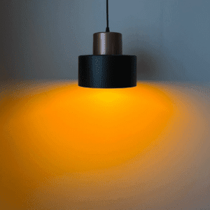 żarówka DayTorch świecąca w pomieszczeniu