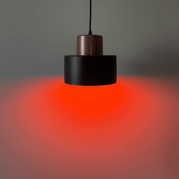 Czerwone światło emitowane przez czerwoną żarówką NightTorch świecąca w pomieszczeniu