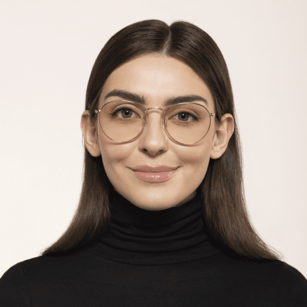 Kobieta w okularach Monaco Dayshield z filtrem światła niebieskiego