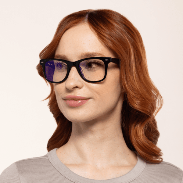 Kobieta w okularach Primo DayShield z filtrem światła niebieskiego z czarnymi oprawkami na dzień