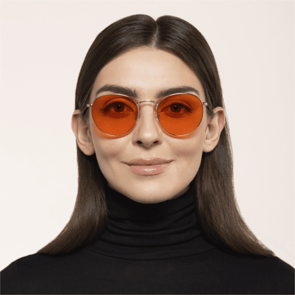 Kobieta w okularach Monaco Nightshield