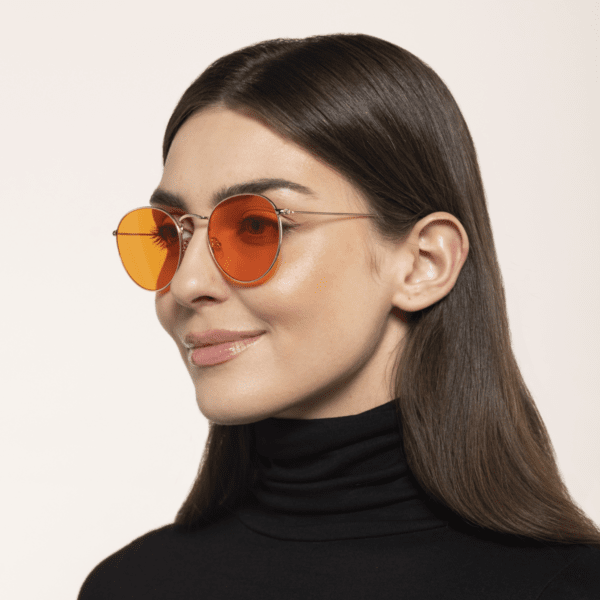 Kobieta w okularach Monaco Nightshield z filtrem światła niebieskiego