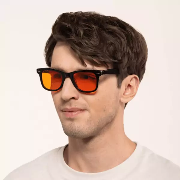 Mężczyzna w okularach Primo NightShield