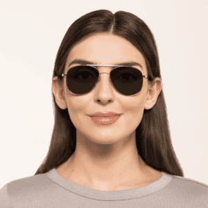 kobieta w okularach słonecznych Aviator SunShield
