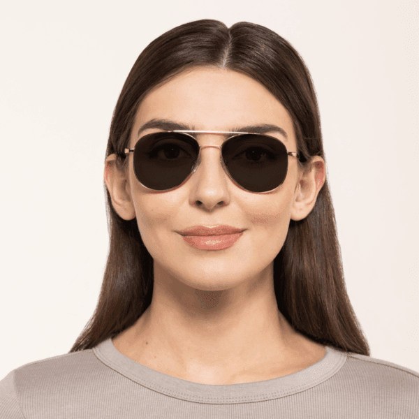 kobieta w okularach słonecznych Aviator SunShield