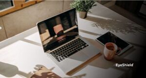 zmęczone oczy przed ekranem