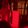 Zdjęcie kobiety przed lampą na podczerwień RedBoost