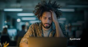 Zmęczone oczy podczas pracy przy komputerze