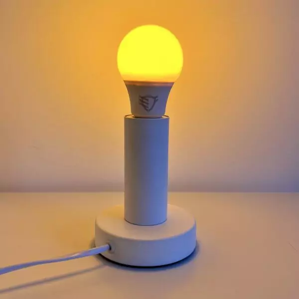 Biała lampka z zapaloną żarówką DayTorch