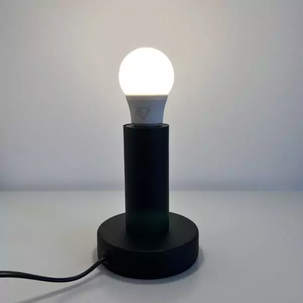 Lampka Nova z zapaloną żarówką FullSpectrum DayLight