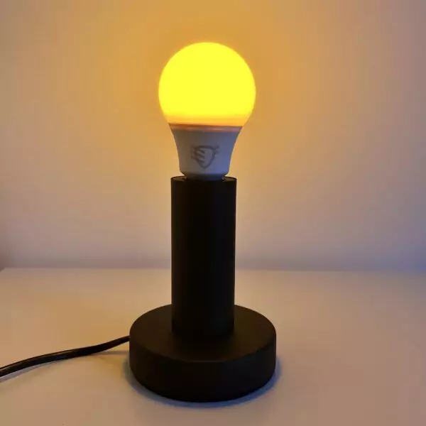Czarna lampka wieczorna Nova z zapaloną żarówką DayTorch