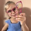 Dziewczynka w okularach - dziecięce okulary Pixel Black DayShield z filtrem światła niebieskiego