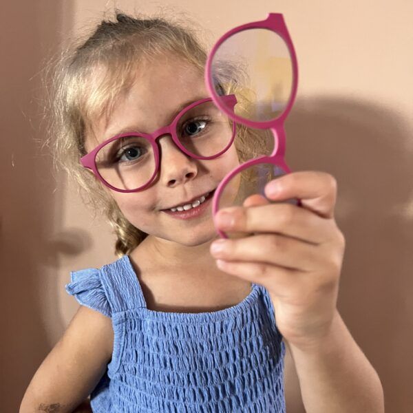 Dziewczynka w okularach - dziecięce okulary Pixel Black DayShield z filtrem światła niebieskiego