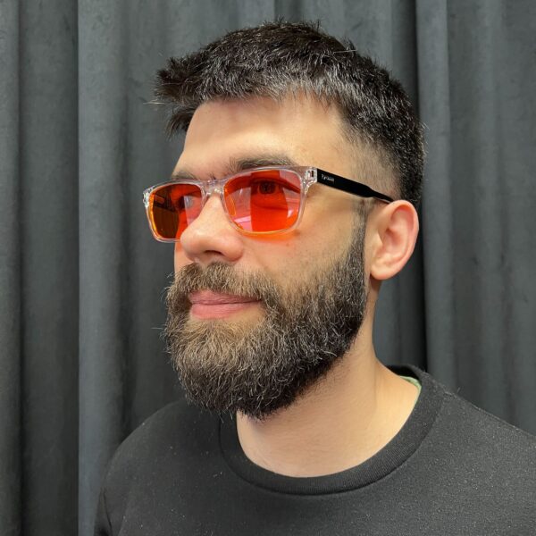 Mężczyzna w okularach Kryształ Black NightShield blokujące światło niebieskie