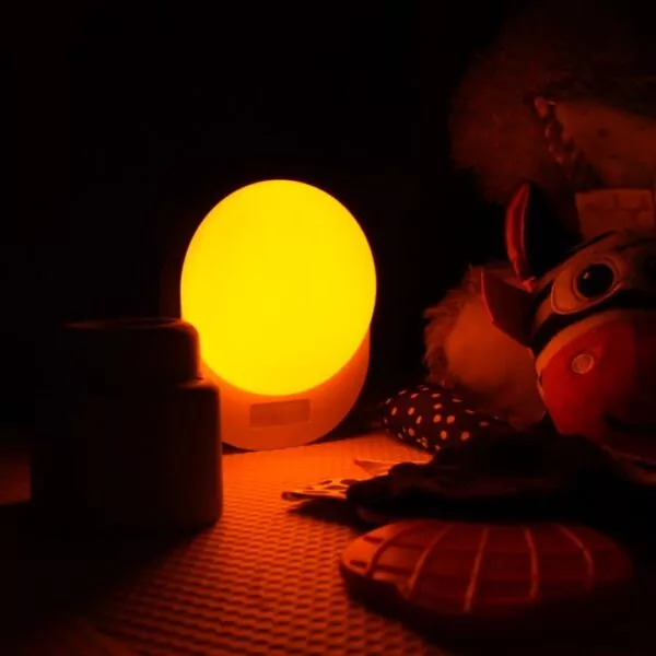 zapalona lampka Lumi w pokoju dziecka