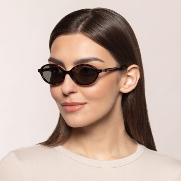 Kobieta w okularach Tokyo SunShield z widocznym metalowym akcentem z boku