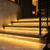 Taśma LED DayTorch pomarańczowa przy schodach