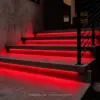 Taśma LED NightTorch czerwona w domu przy schodach